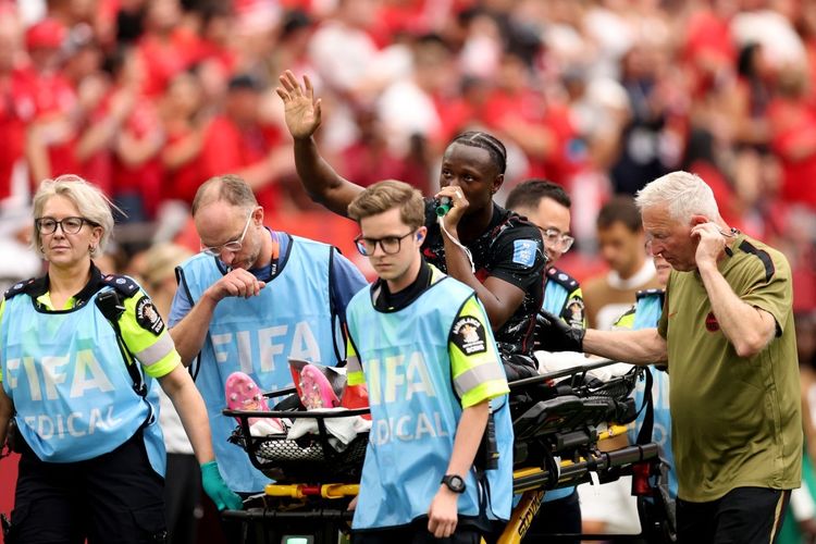 Ismael Kone dari timnas Kanada melambaikan tangan ke arah penonton saat ia ditandu keluar lapangan setelah dilanggar oleh Assim Madibo dari Qatar pada pertandingan Grup B Piala Dunia FIFA 2026 antara Kanada dan Qatar di BC Place Vancouver pada 18 Juni 2026 di Vancouver, British Columbia.