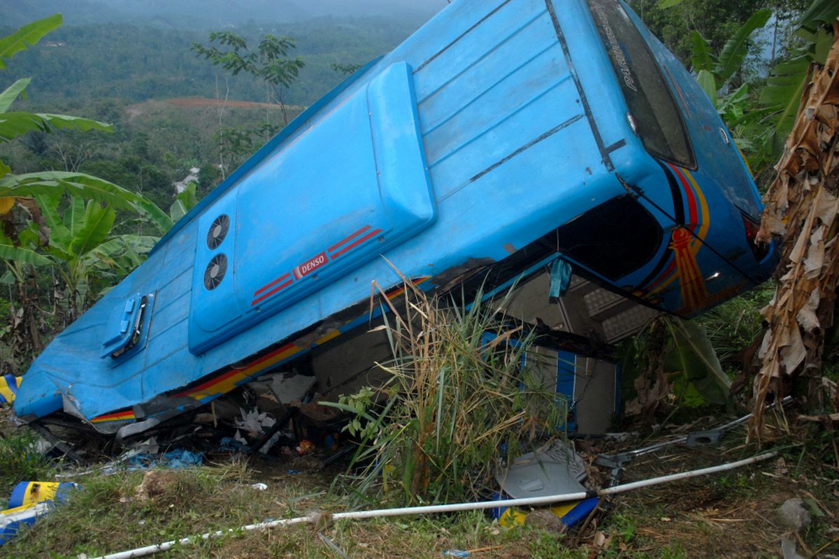 Kondisi mikrobus nyungseub setelah terjun bebas masuk jurang di Tanjakan Letter S, Kampung Bantarselang, Kecamatan Cikidang, Sukabumi, Jawa barat, Sabtu (8/9/2018).