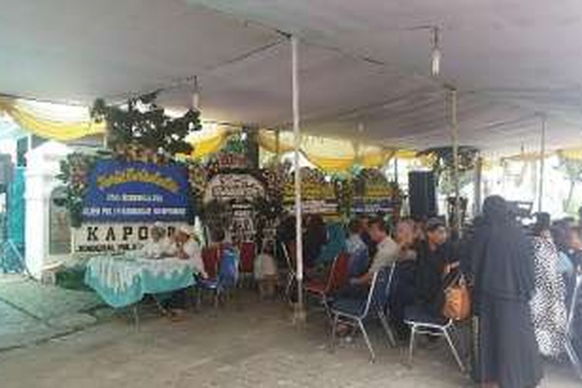 Suasana di kediaman mantan Kadiv Humas Mabes Polri Irjen (Purn) Abubakar Nataprawira di Villa Permata Gading, Jakarta Utara, Selasa (15/3/2016). Jenazah Abubakar akan dimakamkan di Taman Makam Pahlawan (TMP) Kalibata.