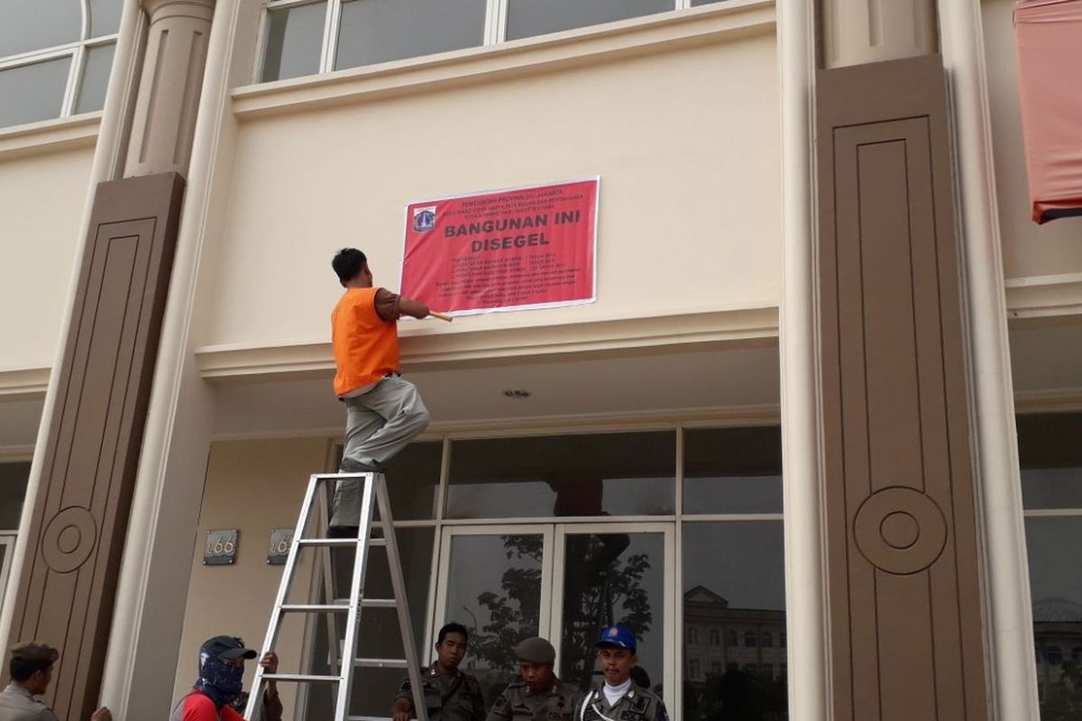 Bangunan di Pulau D Reklamasi, Jakarta Utara, yang disegel Pemprov DKI Jakarta, Kamis (7/6/2018).