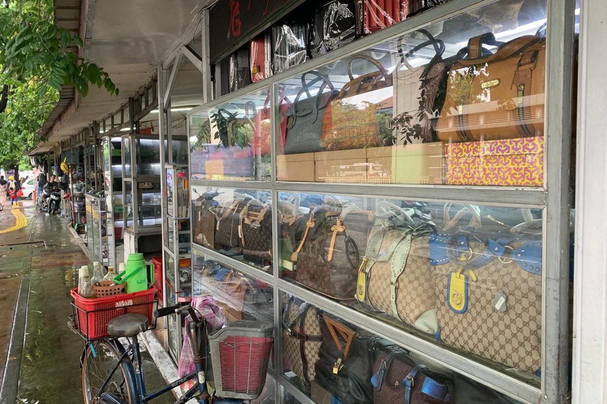 Pasar Ular Jakarta Utara menyediakan beragam jenis barang mulai dari, sepatu, jaket, kaos, celana jeans, ikat pinggang, dompet, jam tangan, kacamata, keramik hingga parfum, Selasa (30/1/2024).