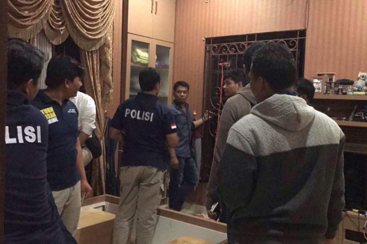 Sejumlah anggota Kepolisian tengah melakukan olah Tempat Kejadian Perkara (TKP) pasca kejadian penembakan oleh orang tak dikenal ke rumah Ketua Fraksi PKS di DPR Jazuli Juwaini di kawasan Kp Tengah, Ciputat, Tangerang Selatan. Penembakan tersebut terjadi pada Rabu (3/5/2017) malam.