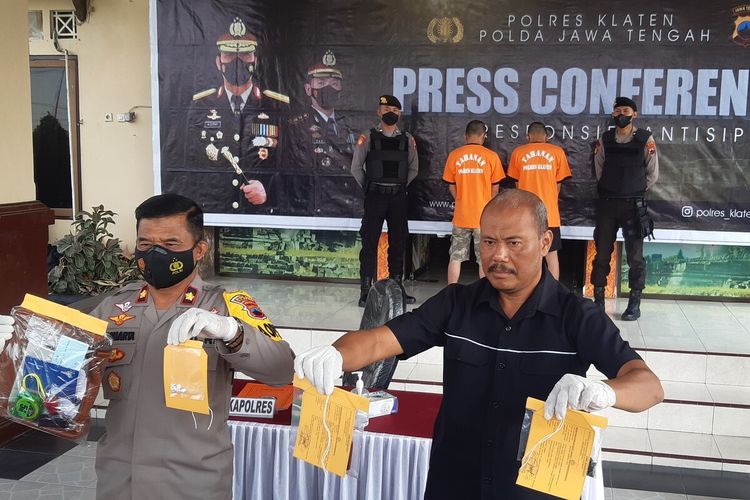 Wakapolres Klaten Kompol Sumiarta dan KBO Satreskrim Polres Klaten Iptu Eko Pujiyanto menunjukkan barang bukti tindak pidana pencurian dengan pemberatan di Mapolres Klaten, Jawa Tengah, Rabu (22/6/2022).