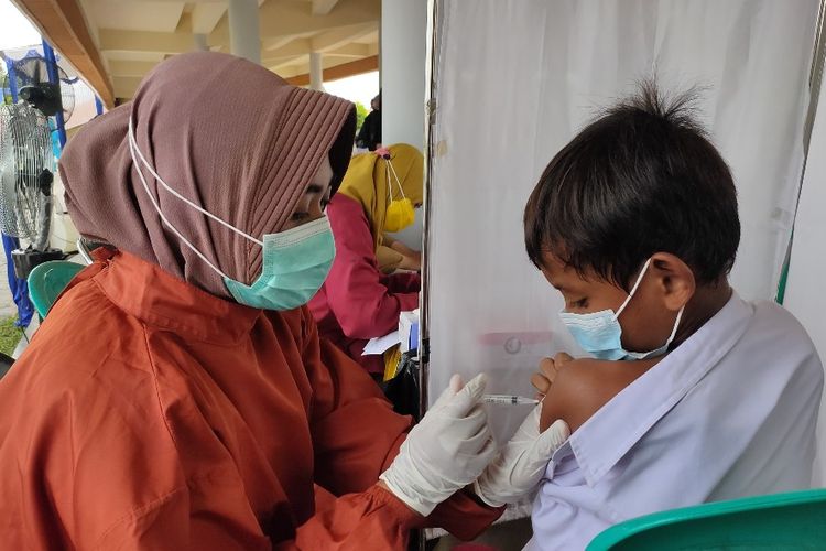 Siswa SD disuntik vaksin Covid-19 dalam gelaran vaksinasi massal anak usia 6-11 tahun yang dipusatkan di Alun-alun Kota Tegal sejak 15- 24 Desember 2021. 