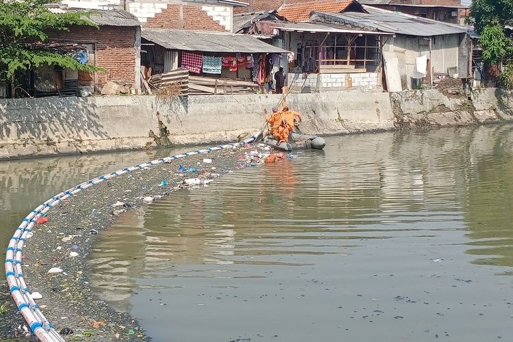 Yayasan Wings Peduli dan DLH Surabaya memasang trash boom atau penjebak sampah di lima titik aliran sungai, yakni Sungai Endrosono, Mrutu, Kali Tebu, Pogot, dan Asemrowo, Selasa (28/6/2022). Hal itu dilakukan untuk mengurangi beban sampah di aliran sungai yang mencapai 25-30 ton per hari.