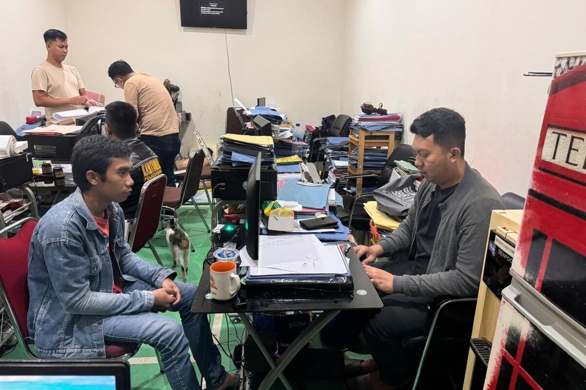 Dua dari tiga tersangka kasus pengeroyokan oleh Pak Ogah di Jalur Alternatif Puncak Bogor, Jawa Barat, telah ditangkap. Kini, J dan R ditahan di Mapolres Bogor, Cibinong, Kamis (26/12/2024).