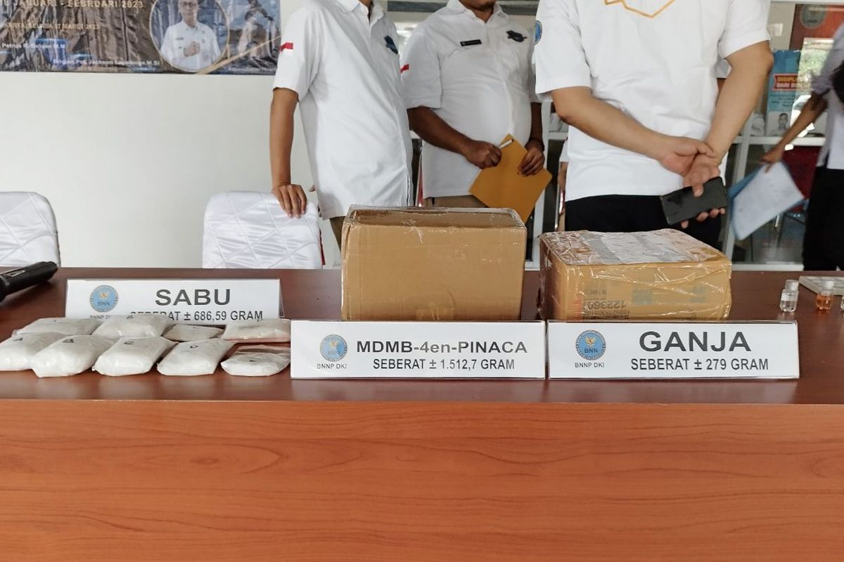 BNNP DKI Jakarta mengungkap temuan barang bukti narkoba berupa sabu, tembakau sintetis, dan ganja di Kantor BNNP DKI Jakarta, Selasa (7/3/2023). (KOMPAS.com/XENA OLIVIA)