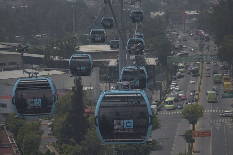 Angkutan umum kereta gantung di Mexico City yang bernama Cablebus mulai beroperasi pada Senin (12/7/2021). Inovasi di ibu kota Meksiko ini dapat memangkas waktu perjalanan 1 jam lebih akibat kemacetan parah menjadi hanya 20 menit.