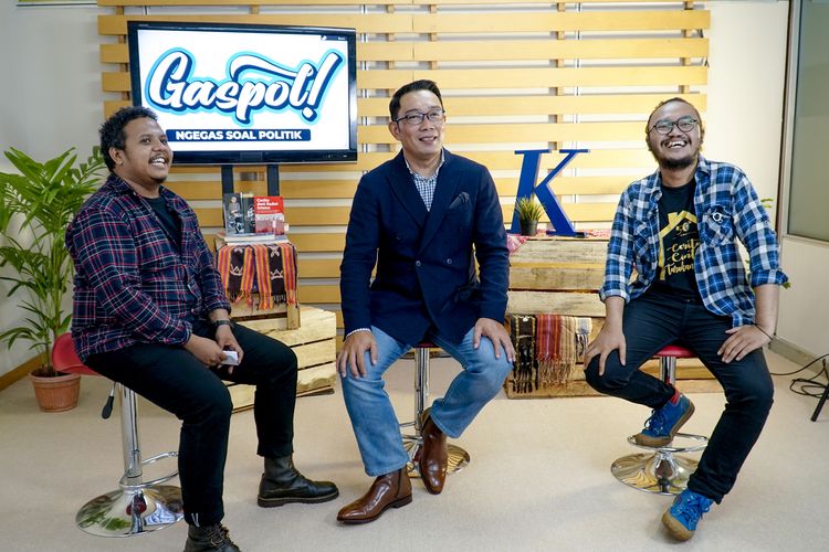 Gubernur Jawa Barat, Ridwan Kamil berpose bersama Host Tatang dan Ryan seusai menjadi narasumber dalam program live Gaspol di kantor redaksi Kompas.com, Jakarta, Rabu (18/5/2022). 