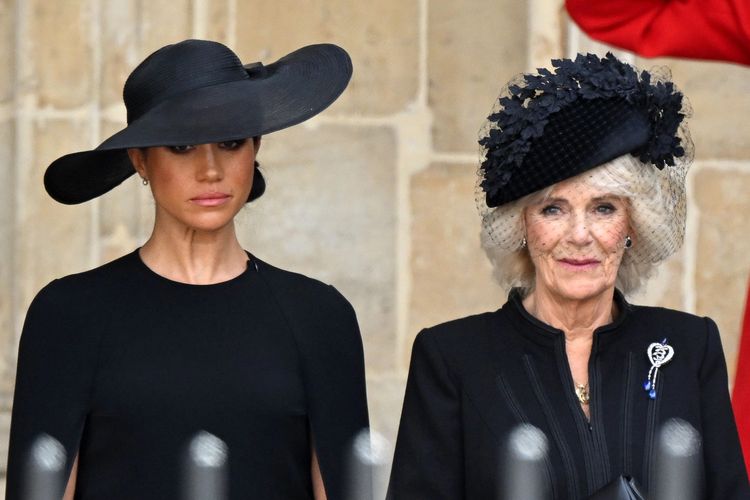 Istri Pangeran Harry, Meghan Markle tampak menangis di pemakaman Ratu Elizabeth II pada Senin (19/9/2022). Tampak permaisuri Camilla berdiri di sebelahnya.