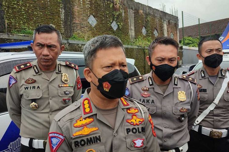 Dirlantas Polda Jawa Barat, Kombes Romin Thaib saat diwawancarai disela meninjau pemeriksaan bangkai pikap di parkiran SPBU Nagrak, Kabupaten Ciamis, Selasa (9/8/2022).