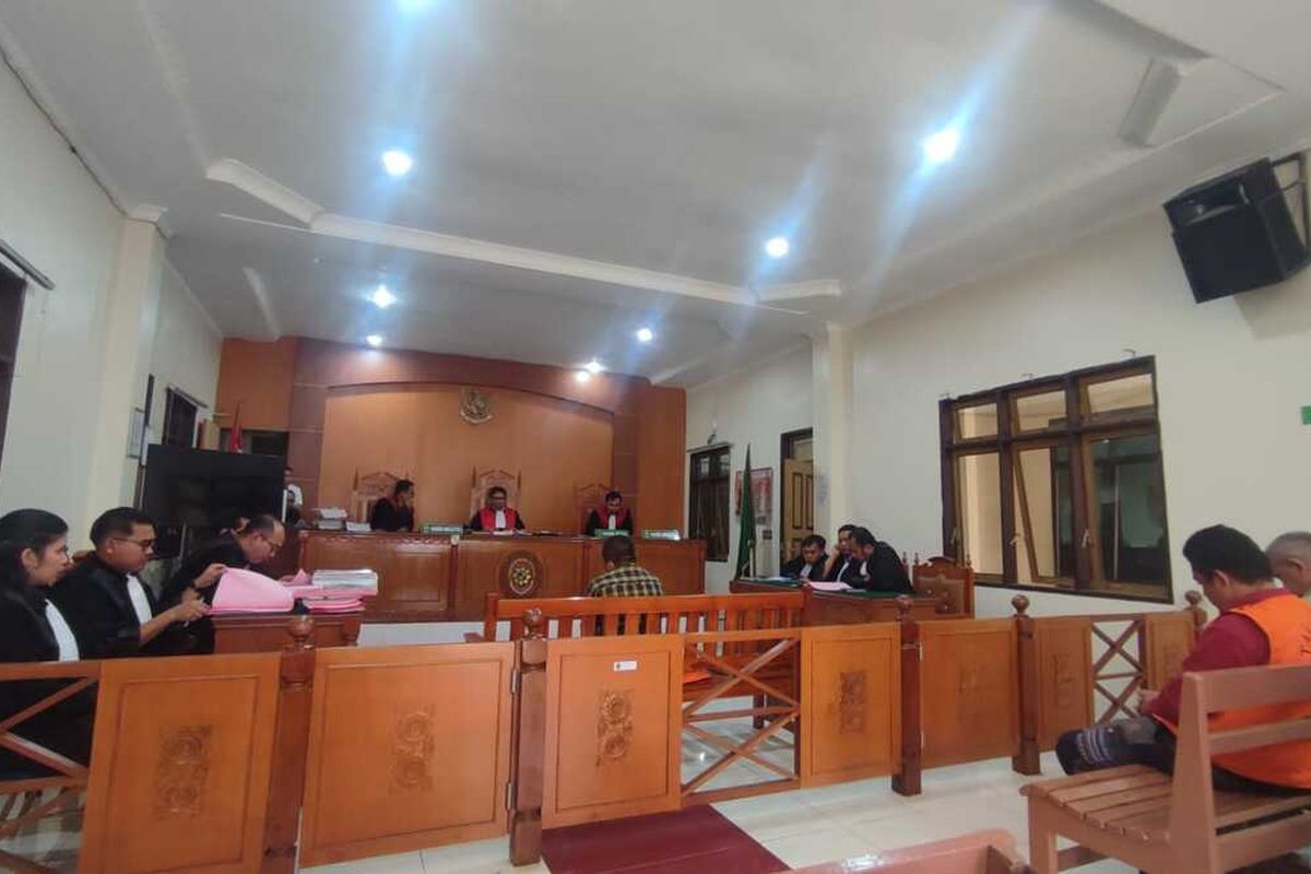 Karo, kompas. com- para terdakwa saat mendengarkan tuntutan yang dibacakan Jaksa penuntut Umum (JPU) di ruang sidang, cakra, pengadilan negeri kabanjahe, Senin, 17/03/2025