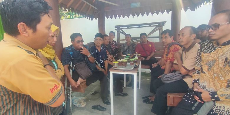 Paguyuban Manunggaling Dukuh Kulon Progo atau paguyuban dukuh se-Kulon Progo mendatangi Kantor KPU Kulon Progo untuk menyalurkan harapan pada kesejahteraan saat menjalankan tugas ke depan di Pemilu 2024 ini.