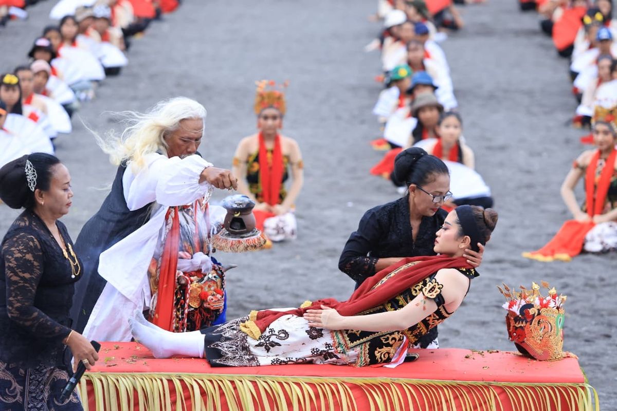 Pantai Marina Boom, Banyuwangi, menjadi saksi prosesi Meras Gandrung yang sakral dan menghanyutkan pada Jumat (24/10/2025). 

