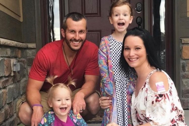 Chris Watts beserta istri dan 2 anak perempuannya yang masih balita. Watts tega membunuh keluarga mungilnya setelah bertengkar hebat dengan istrinya yang tahu bahwa dia berselingkuh.