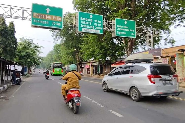 Yadi menggunakan motor listrik melintasi jalan raya Pantura Cirebon - Kuningan menuju tempat dia mengabdi di SMPN 12 Kota Cirebon, pada Senin (20/10/2025) pagi