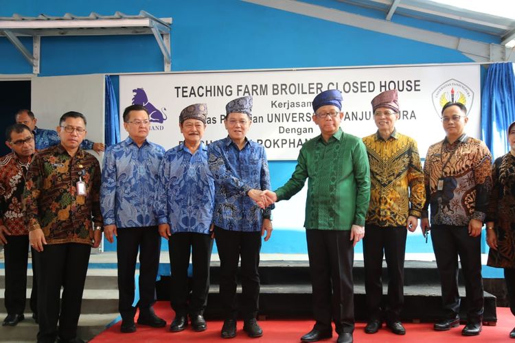PT. Charoen Pokphand Indonesia Tbk, melalui Charoen Pokphand Foundation Indonesia memberikan hibah Teaching Farm berupa kandang ayam modern sistem tertutup kepada Universitas Tanjungpura, Pontianak (31/8/2023).