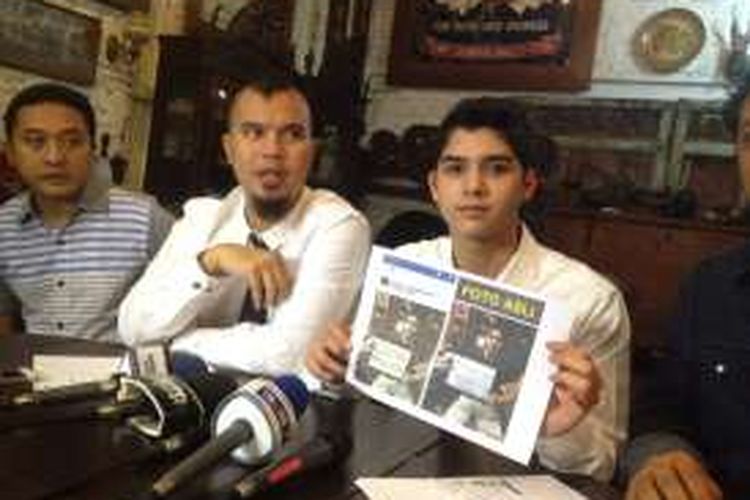 Ahmad Dhani (tengah) dan Ahmad Al Ghazali (kanan) mengadakan jumpa pers di kediaman mereka di kawasan Pondok Indah, Jakarta Selatan, Senin (14/3/2016).