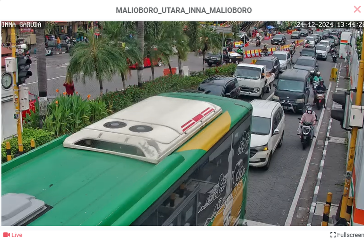 Pantauan lalu lintas di Jalan Abu Bakar Ali, Yogyakarta, Selasa (24/12/2024) siang.