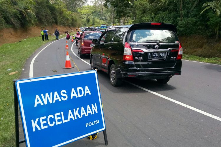 Tampak antrian kendaraan di Tanjakan Emen, Subang, Jawa Barat ,Minggu (11/2/2018). Kendaraan ini menunggu dibukanya jalan yang tengah dilakukan penutupan sementara lantaran sedang dilakukan olah TKP oleh pihak kepolisian untuk mengetahui penyebab kecelakaan bis yang menewaskan 27 orang di jalur rawan tersebut. 