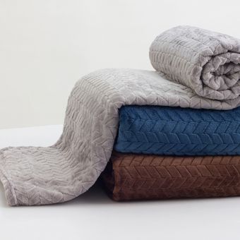 Ilustrasi selimut bulu halus atau fleece blanket. 