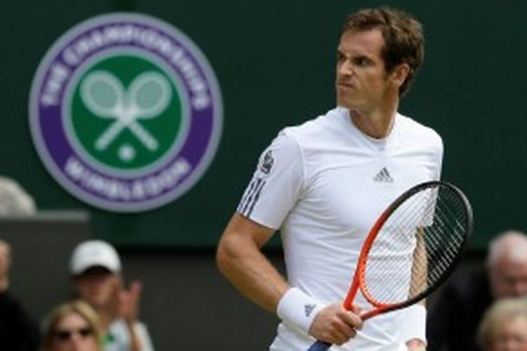 Petenis Skotlandia, Andy Murray, bereaksi setelah memenangi set pertama melawan Mikhail Youzhny dari Rusia, saat bertemu di babak keempat turnamen grand slam Wimbledon, Senin (1/7/2013).