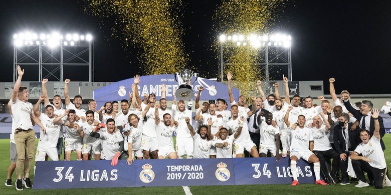 Seluruh pemain, staf dan pelatih Real Madrid selebrasi setelah dinobatkan sebagai juara Liga Spanyol musim ini.