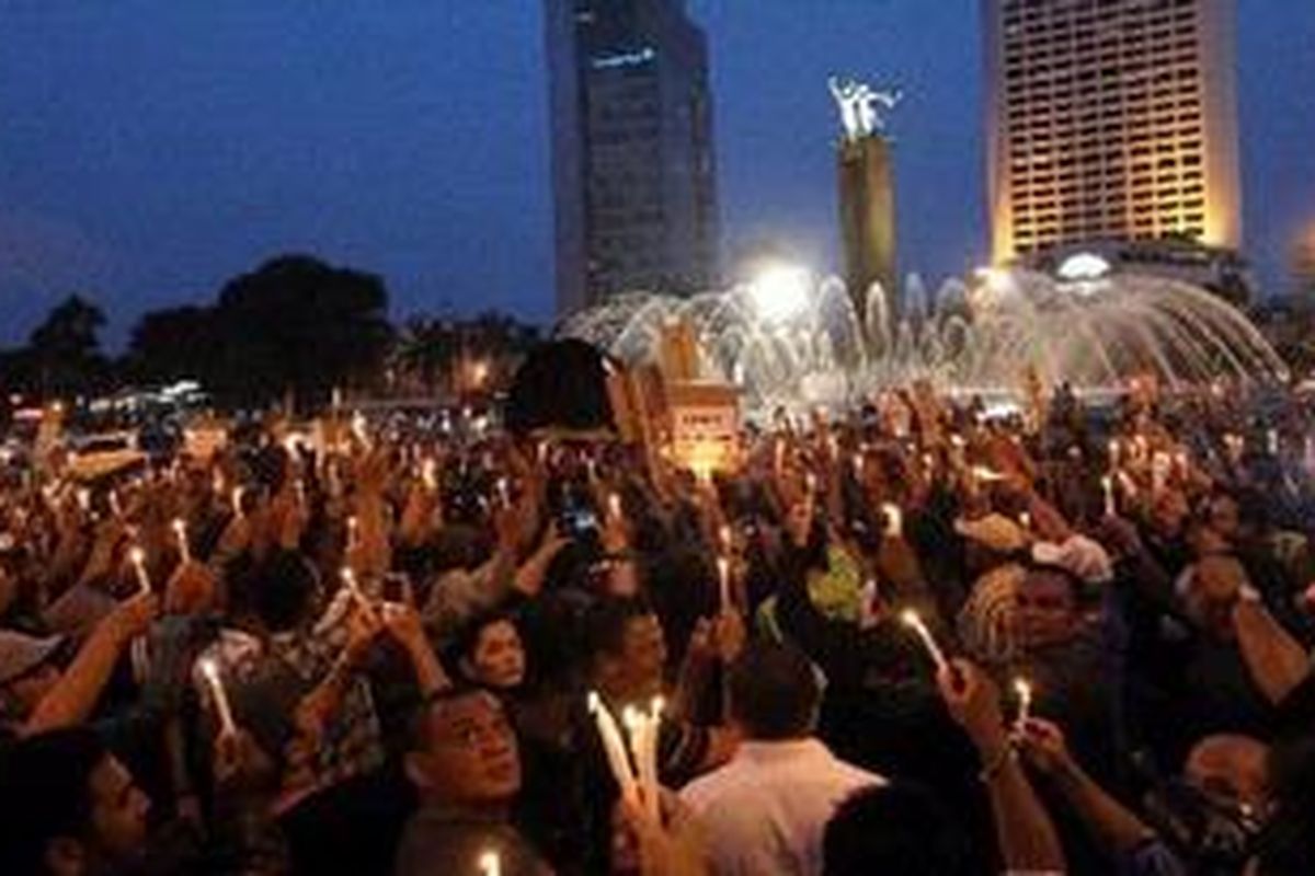 Forum Pemuda NTT menggelar aksi Seribu Lilin Solidaritas Kemanusiaan Korban Pembantaian di Lapas Cebongan Jogja di kawasan Bundaran Hotel Indonesia, Jakarta, Minggu (24/3/2013). Mereka mendesak pemerintah mengungkap dan menangkap pelaku penembakan empat orang tersangka pembunuh anggota Kopassus di Lapas Cebongan, Sleman, Yogyakarta yang mengakibatkan keempatnya tewas. 