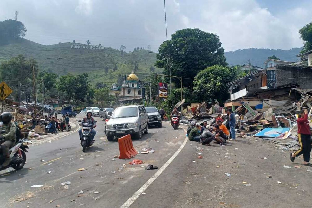 Penertiban pedagang kaki lima (PKL) di kawasan Puncak, Bogor, Jawa Barat, oleh petugas gabungan Satpol-PP, TNI, dan Polisi diwarnai kericuhan, Senin (24/6/2024).