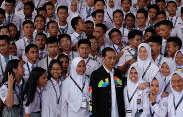Pakai Jaket Asian Games, Jokowi Ajak Anak SMA Keliling Istana Bogor