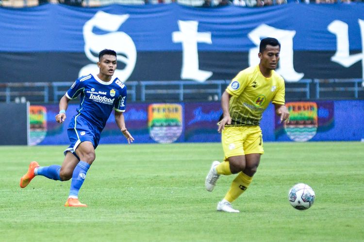 Bek Persib Rachmat Irianto sedang membayang lawannya pemain PS Barito Putera Ferdiyansyah, dalam pertandingan pekan ke-10 Liga 1 2022-2023, Jumat (16/9/2022) di Stadion Gelora Bandung Lautan Api (GBLA).