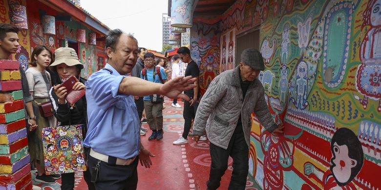 Huang Yung-fu didampingi petugas keamanan karena banyak penggemar yang ingin berfoto dengannya.