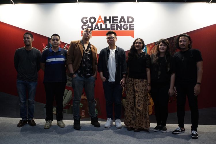 (Ki-ka) Sesi foto bersama para kurator Go Ahead Challenge Biar Tapi Jadi Bukti, dan para pemenang Go Ahead Challenge edisi terdahulu: Widi Puradiredja, Naufal Abshar, Lucky Kuswandi, Gabriela Elisabet Edawani, Macan Sigit toRa, Wake Up, Iris!, dalam acara Talkshow  Go Ahead Challenge 2019  Biar Tapi Jadi Bukti di kawasan SCBD, Jakarta, Senin (25/3/2019).
