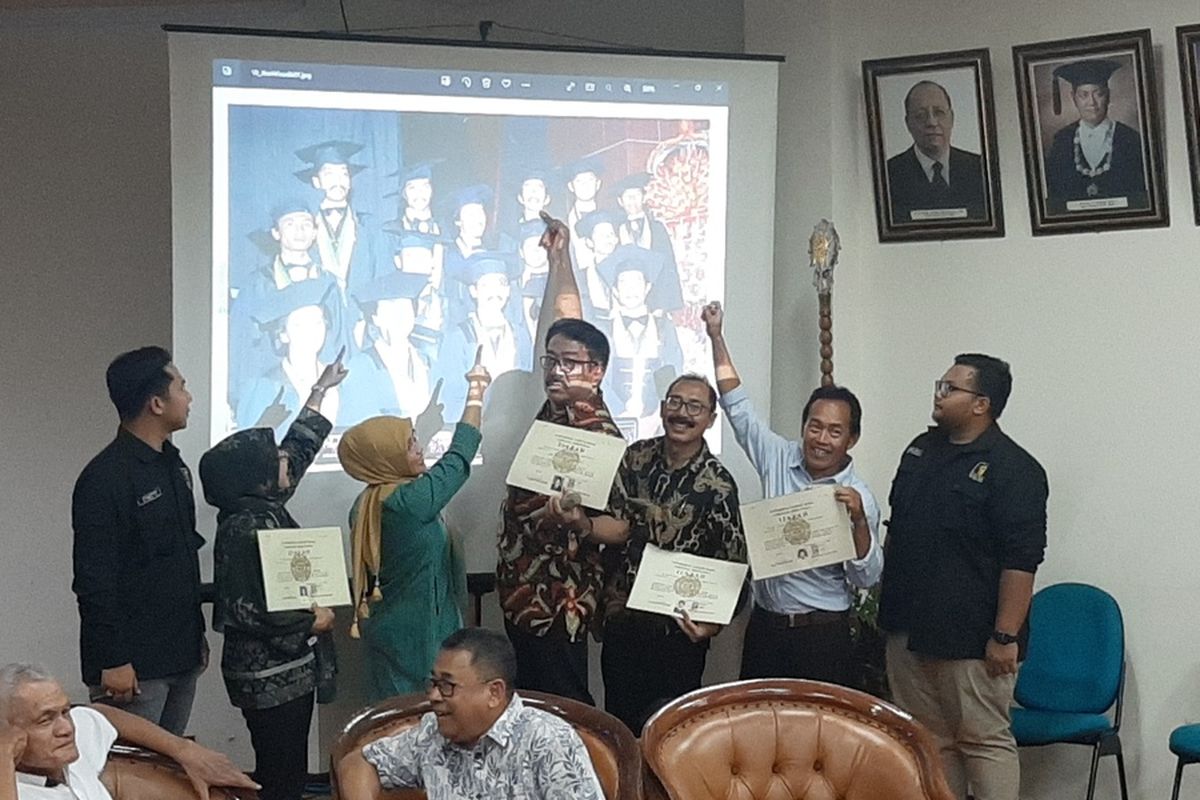 Teman-teman di Fakultas Kehuatanan UGM angkatan 1980 yang berfoto bersama Presiden Joko Widodo saat wisuda. Mereka membawa ijazah asli dan menunjukan posisi Presiden Joko Widodo di foto saat wisuda.