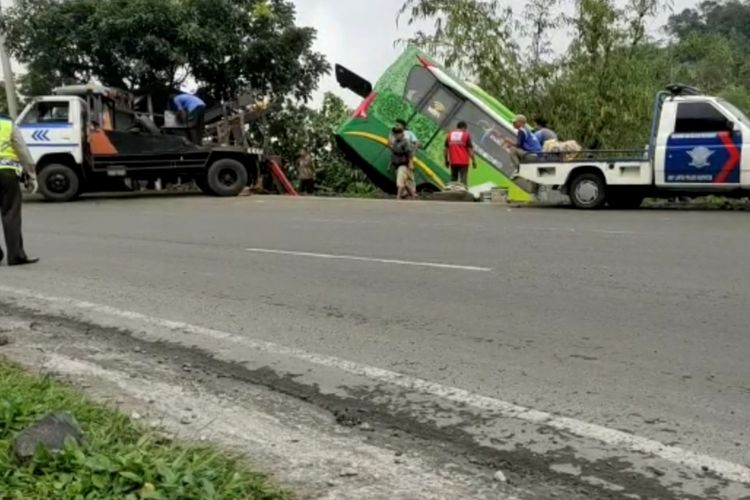 Sebuah bus pariwisata dari arah Bandung menuju Pangandaran terjun ke jurang tanjakan Gentong Atas akibat tergelincir jalan licin, Selasa (15/12/2020).