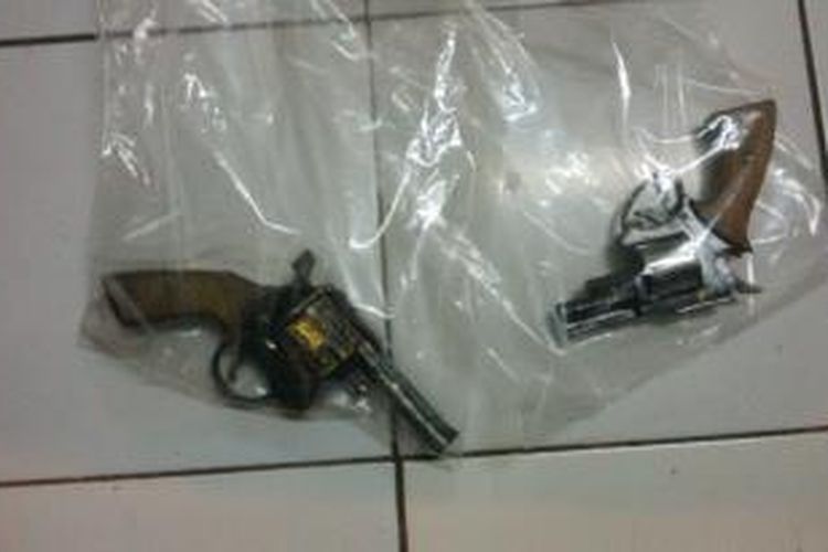 Barang bukti senjata api rakitan yang digunakan pelaku untuk menembak korban Rony (pemilik motor) dan menodong bagian kepala polisi lalu lintas yang berusaha memberhentikannya di Jalan Raya Cinunuk, Kabupaten Bandung, Senin, (18/11/2013), malam