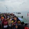 Krisis Air Bersih, Warga Gili Ketapang Berebut Air Kemasan di Pelabuhan