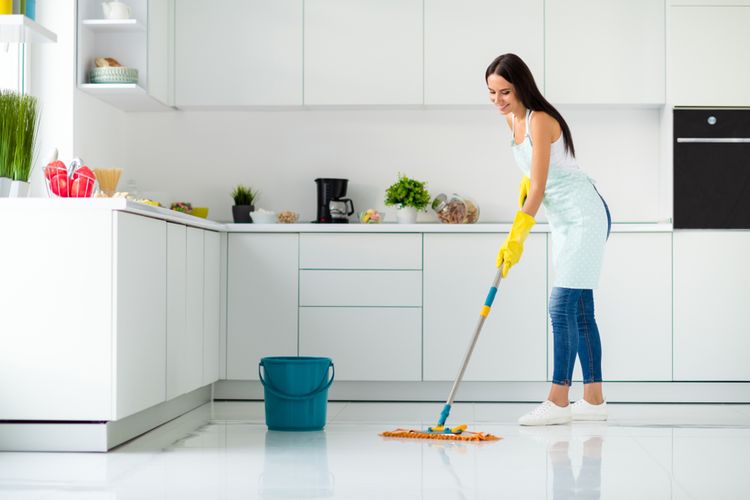ilustrasi membersihkan lantai dapur
