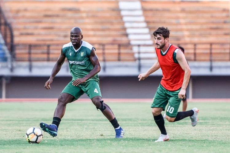 Dua pemain Persebaya Surabaya, OK John dan Robertino Pugliara berlatih di Stadion Gelora Bung Tomo, Surabaya.