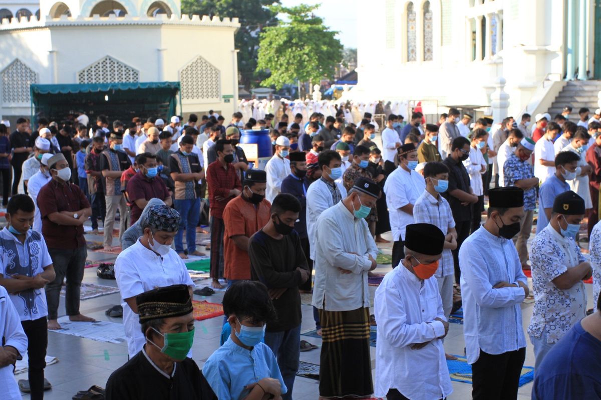 Jemaah memadati Masjid Raya Medan untuk menjalankan shalat Idul Adha, Selasa (20/7/2021).