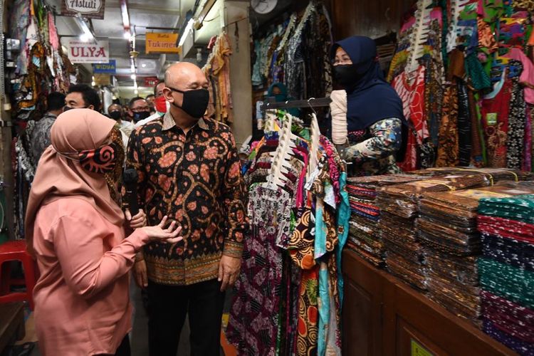 Minister of Cooperatives and Small-Medium Enterprises Teten Masduki visits a stall selling clothes at the Beringharjo traditional market in Yogyakara, Central Java on August 5, 2020. 
