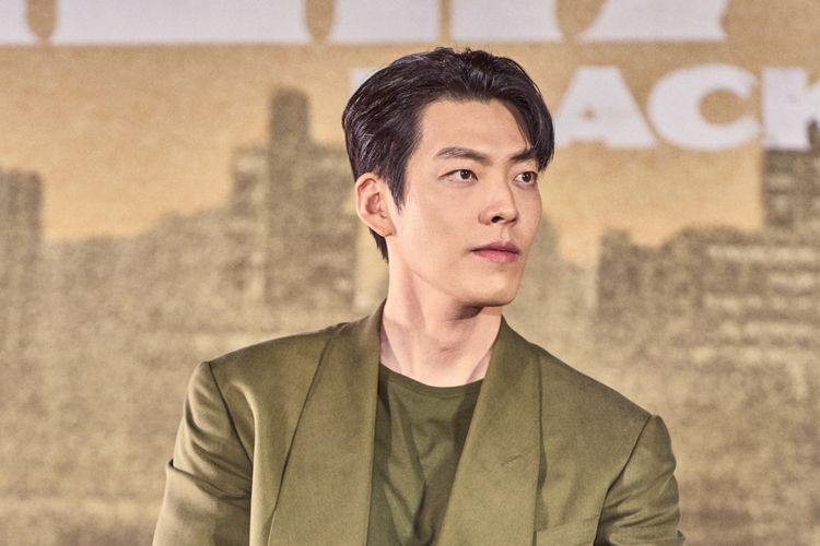 Aktor Kim Woo Bin saat konferensi pers serial Black Knight di Korea Selatan, Rabu (10/52023). 