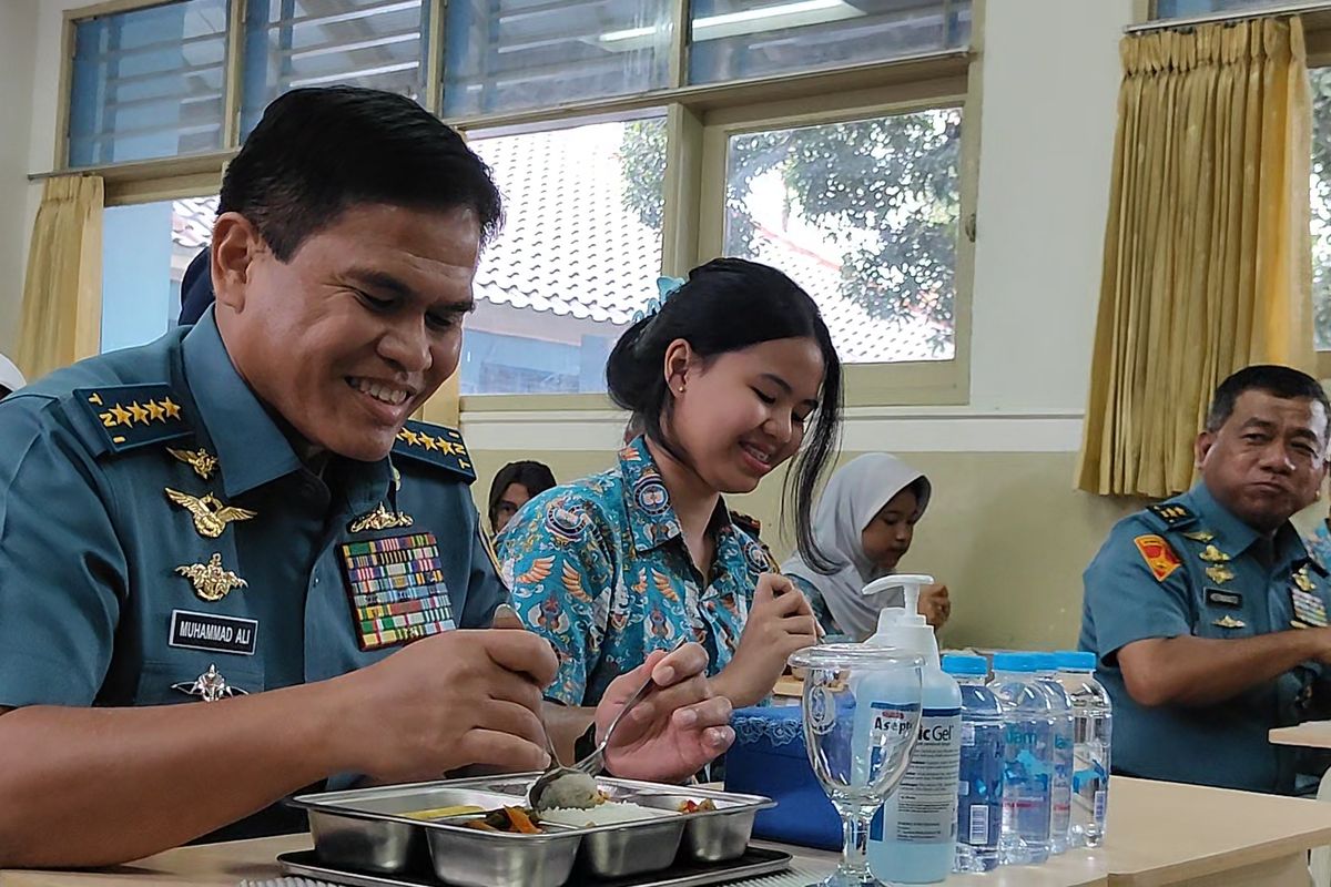 Nikmati Makan Bergizi Gratis Bareng Siswa, KSAL: Kalau Tidak Enak, Saya Protes ke Komandan