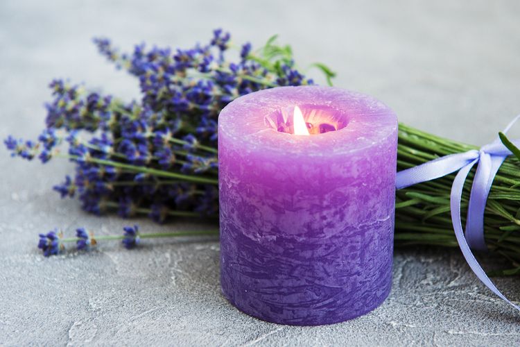 Ilustrasi lilin aromaterapi lavender. 