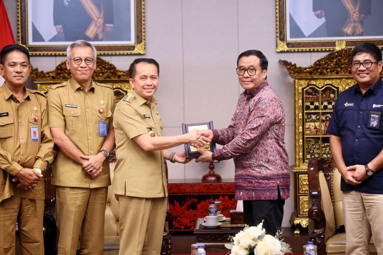 Penjabat (Pj) Gubernur Sumatera Selatan (Sumsel) Agus Fatoni saat menerima audiensi dengan Direktur Produksi Pupuk Indonesia Bob Indiarto di Griya Agung, Palembang, Sumsel, Selasa (14/5/2024).