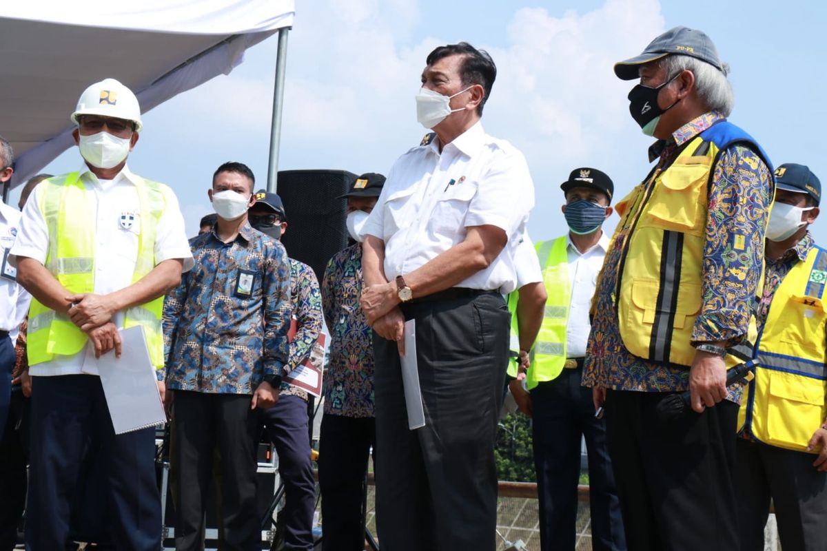 Menteri Koordinator Bidang Kemaritiman dan Investasi Luhut Binsar Pandjaitan dan Menteri Pekerjaan Umum dan Perumahan Rakyat (PUPR) Basuki Hadimuljono meninjau pembangunan sodetan dari Sungai Ciliwung menuju Kanal Banjir Timur pada Rabu (4/8/2021). 