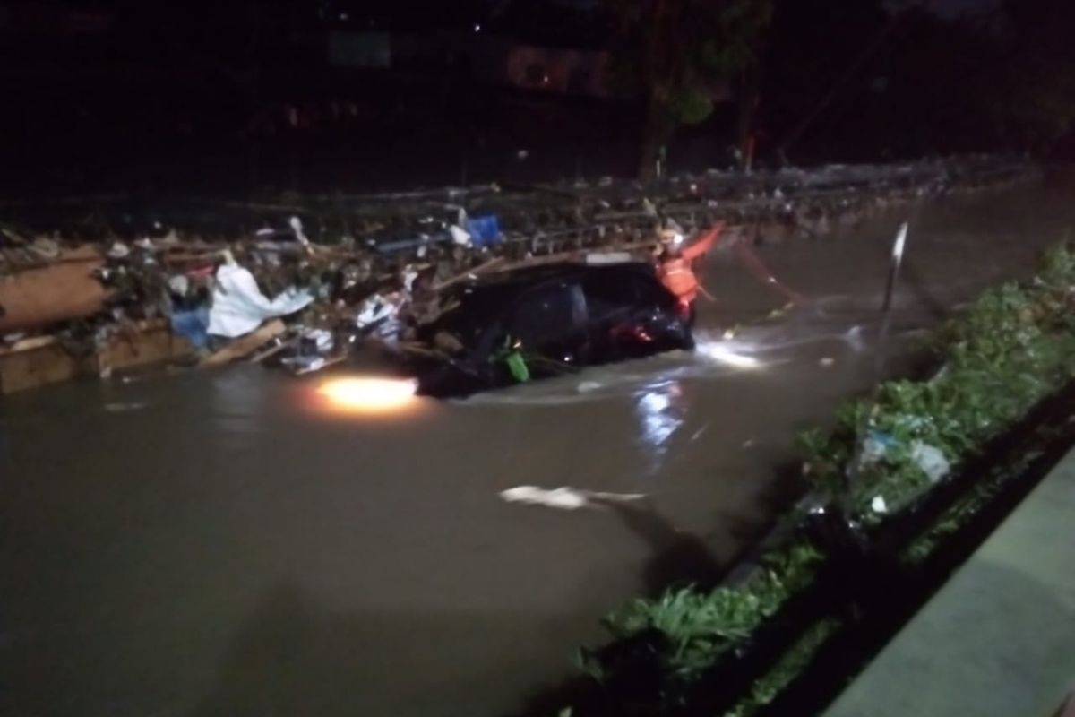 Sebuah mobil terjebak banjir di wilayah Kampung Kaum Sari, Kelurahan Cibuluh, Kecamatan Bogor Utara, Kota Bogor, Jawa Barat, Minggu (26/11/2023).