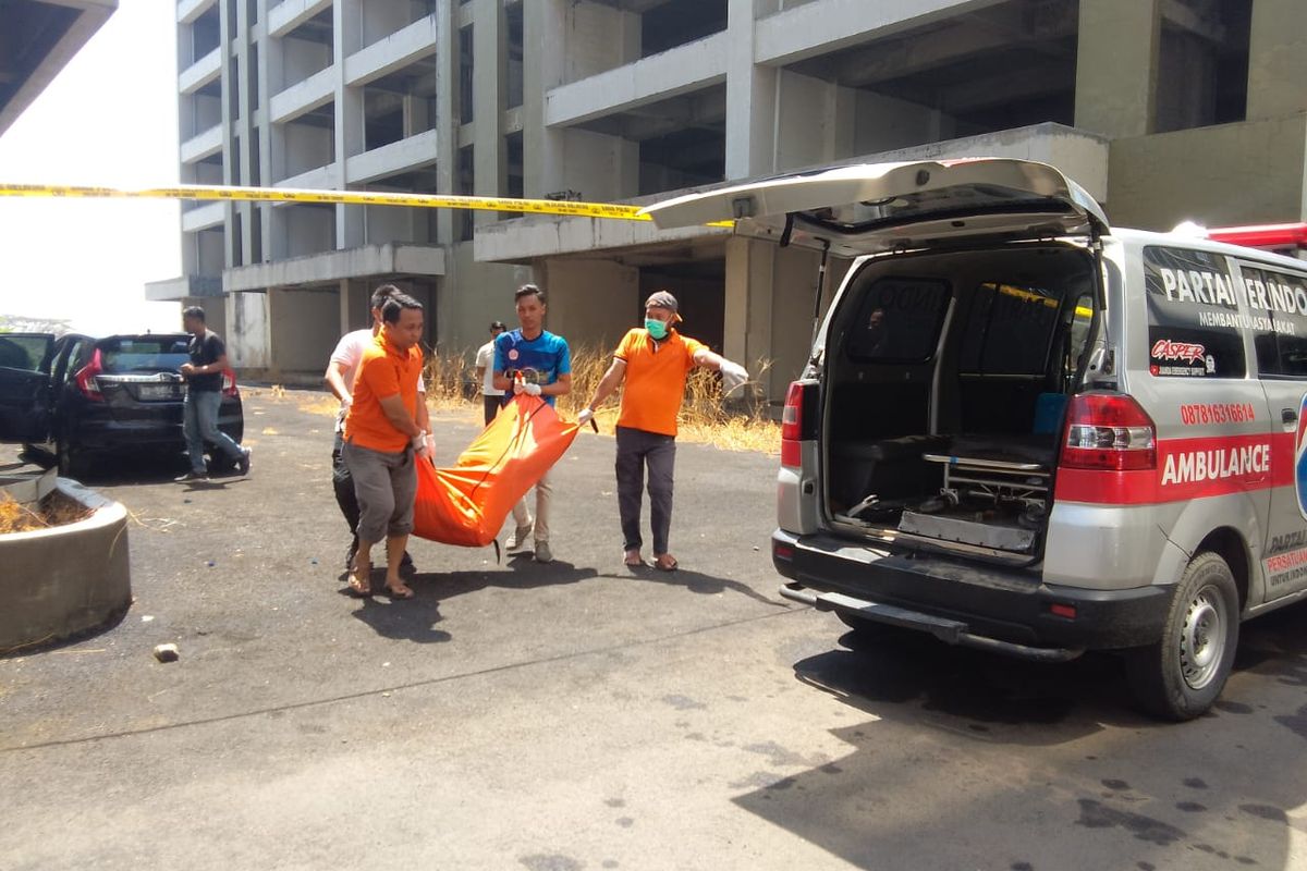 Polisi saat evakuasi jenaza mahasiswi Unair tewas di Sidoarjo, Minggu (5/11/2023)