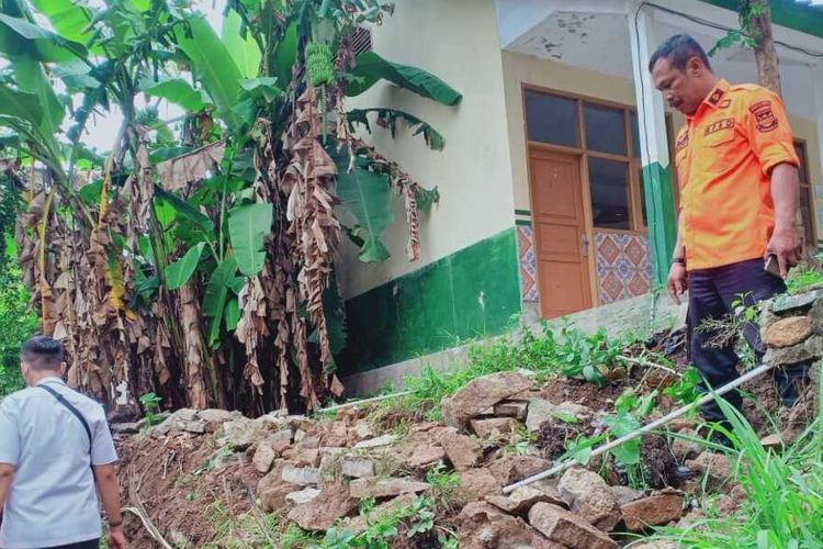 Bangunan SD Negeri Sinar Saluyu di Bandung Barat runtuh diterjang hujan deras, Selasa (10/5/2022).