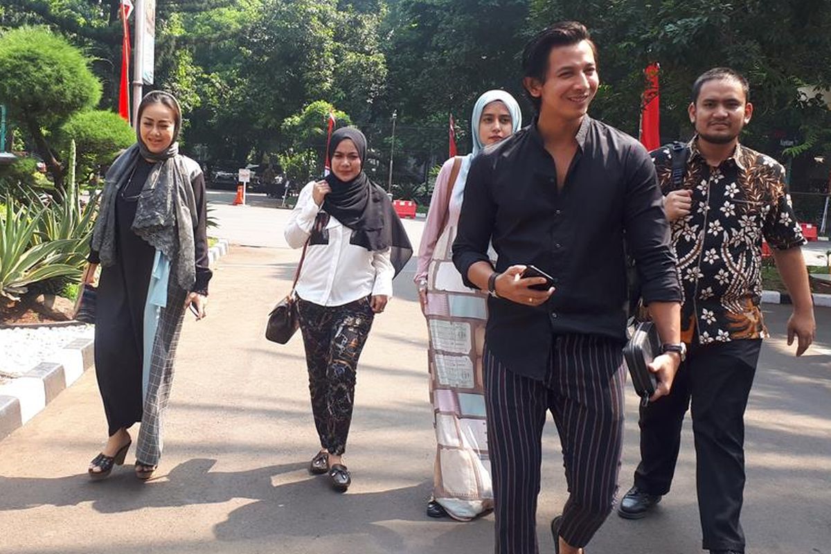 Artis Fairuz A Rafiq memenuhi panggilan penyidik Ditreskrimsus Polda Metro Jaya guna dimintai klarifikasi terkait laporannya terhadap mantan suaminya, Galih Ginanjar serta pemilik akun YouTube atas nama Rey Utami dan Pablo Benua, Rabu (3/7/2019).